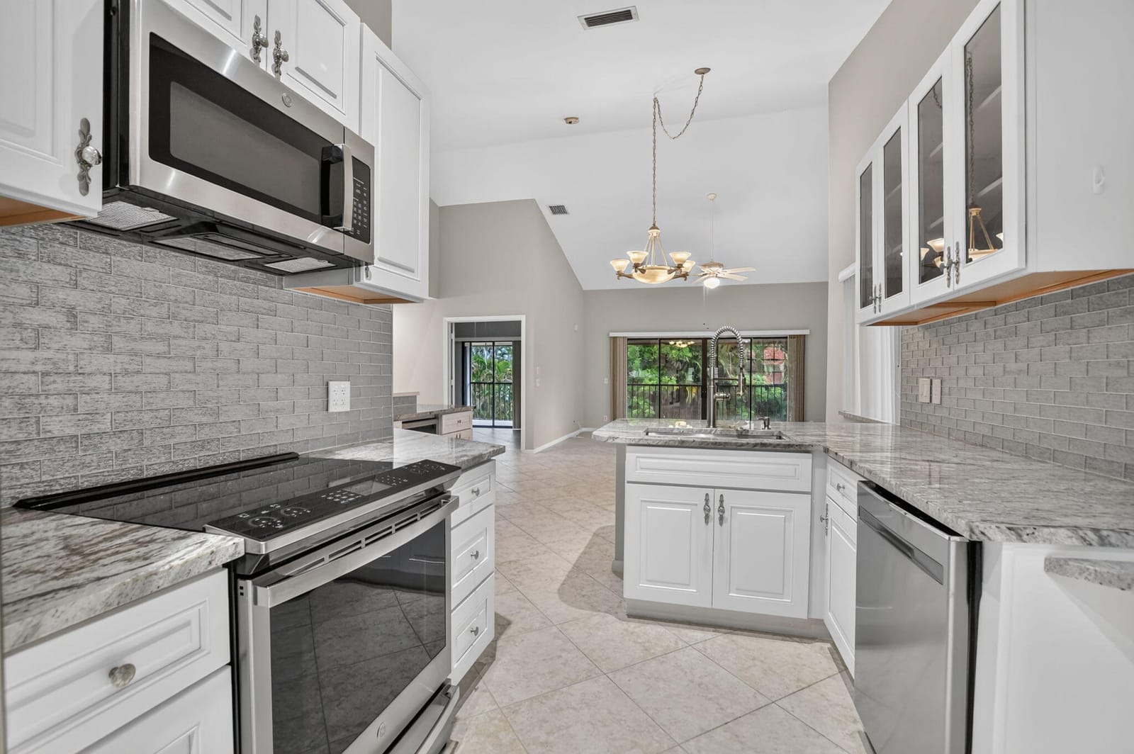 7864 LEXINGTON CLUB Boulevard D — photo 2