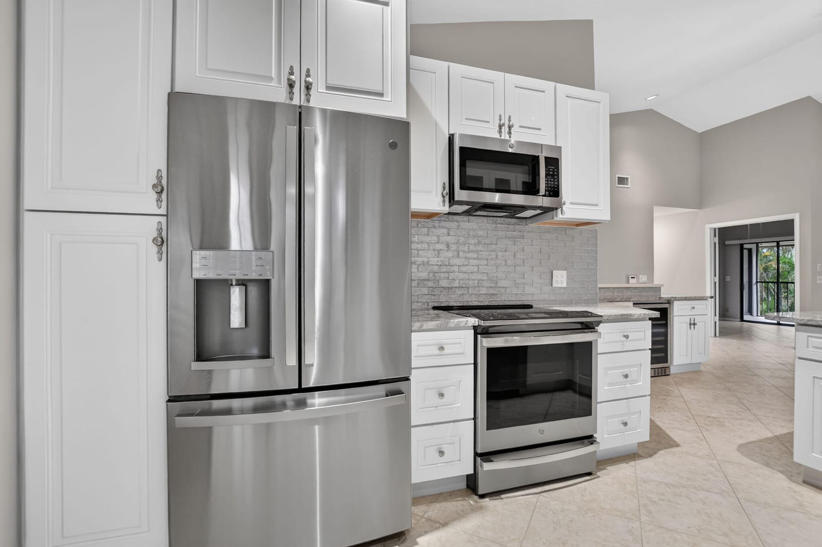 7864 LEXINGTON CLUB Boulevard D — photo 3
