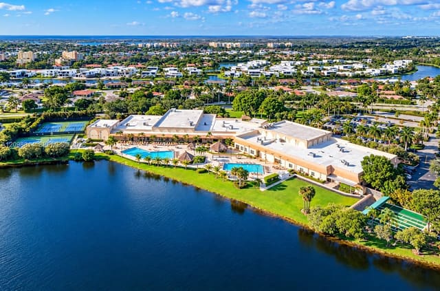 341 Lakeview Drive 104, Weston, FL 33326