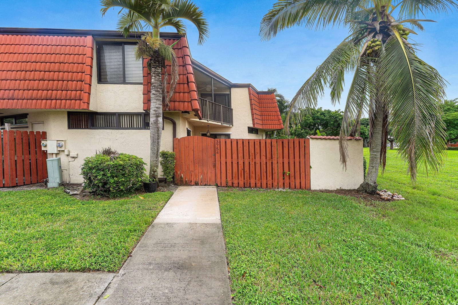 3754 Victoria Drive — photo 2