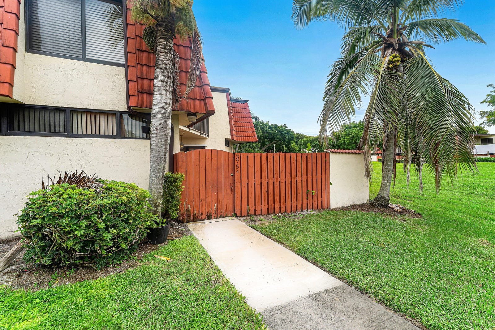 3754 Victoria Drive — photo 3