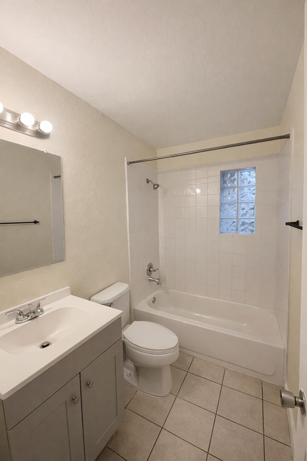 1520 W 11TH Street — photo 2