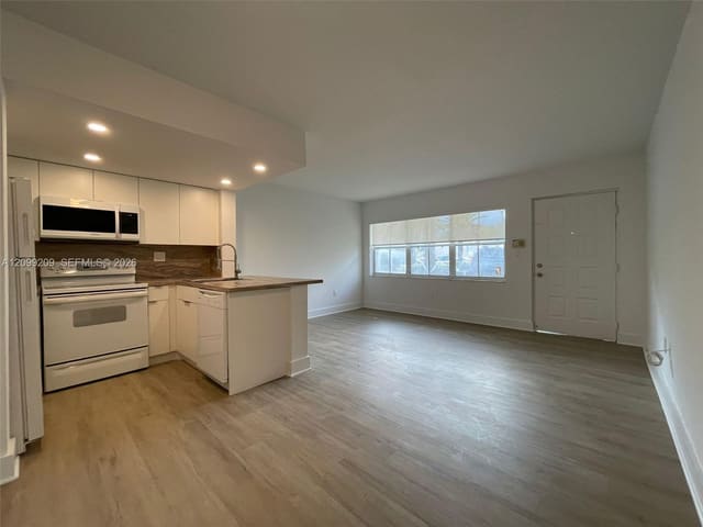 8660 NW 6th Lane 5-105, Miami, FL 33126