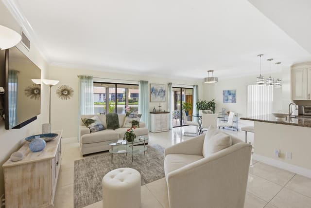 10223 N CIRCLE LAKE Drive 102, Boynton Beach, FL 33437