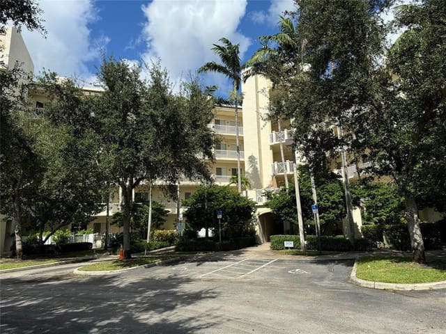 3500 OAKS CLUBHOUSE Drive 204, Pompano Beach, FL 33069