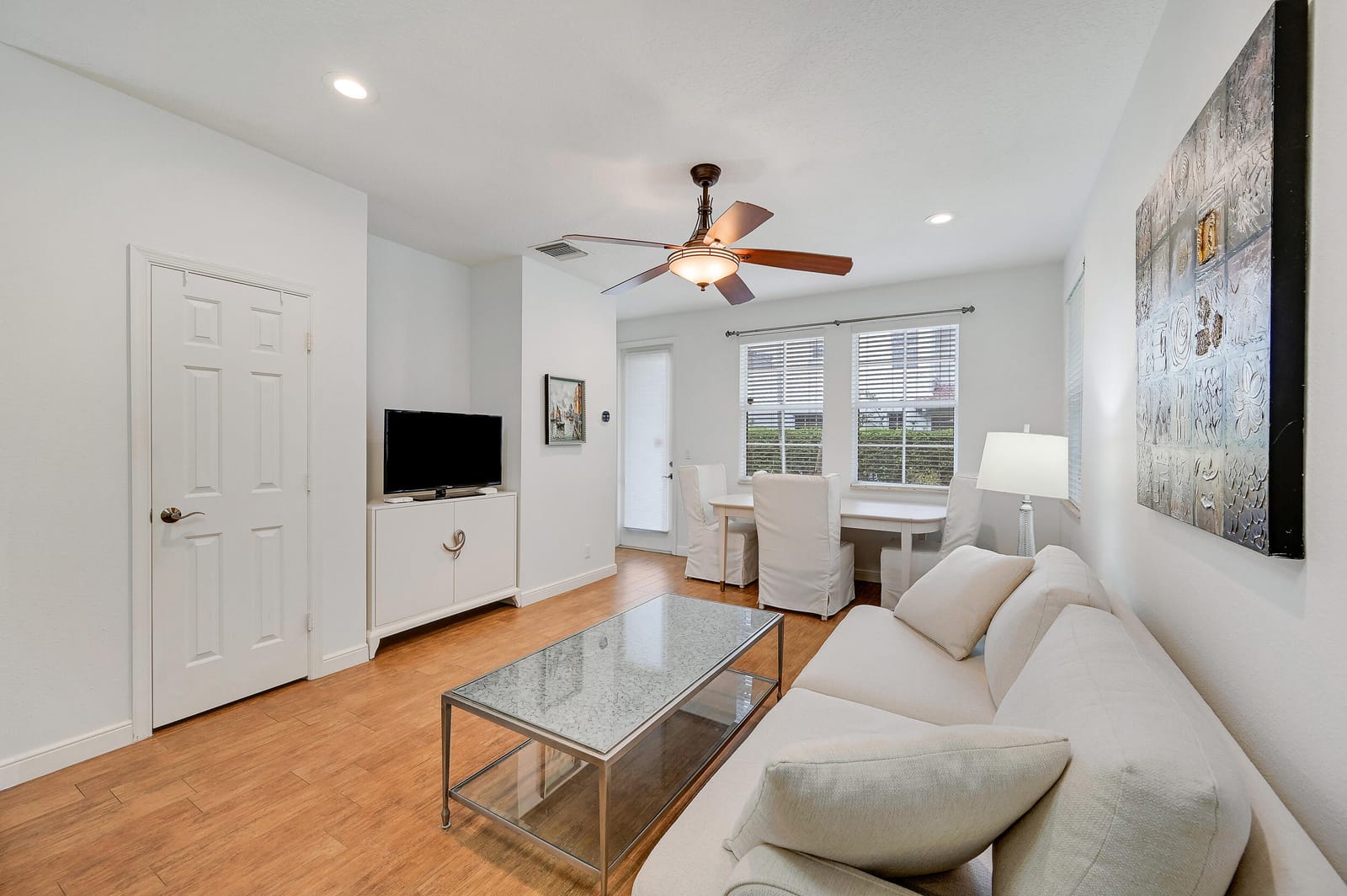 654 CASTLE Drive — photo 4