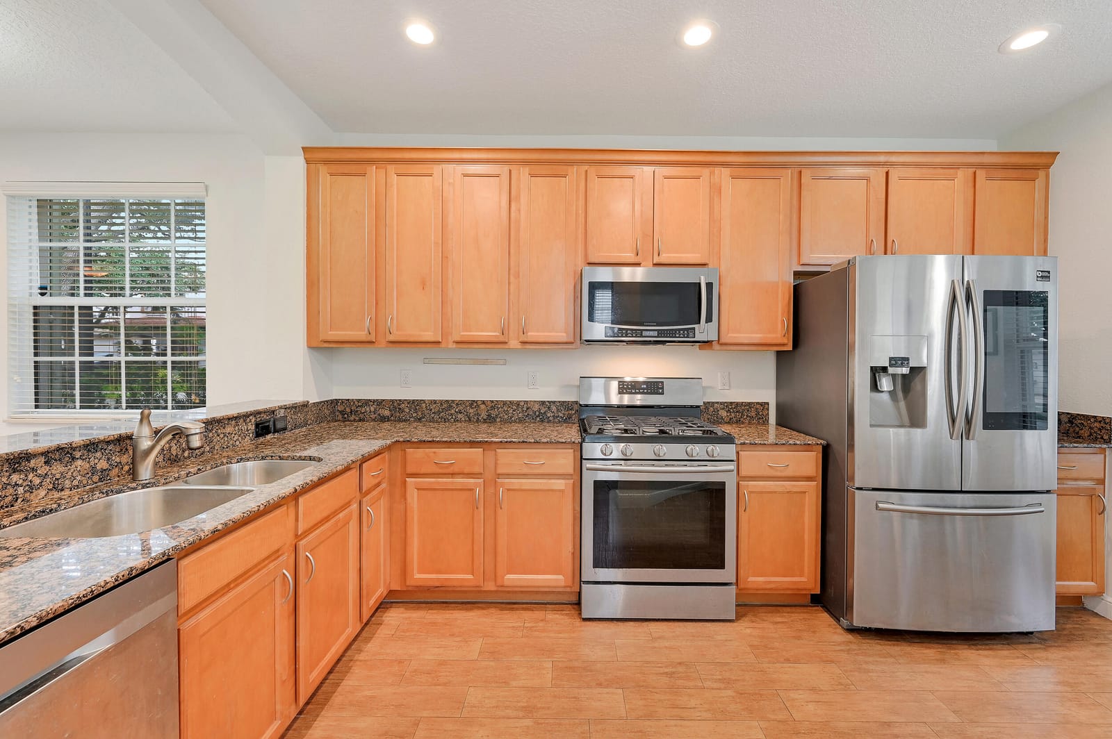 654 CASTLE Drive — photo 7