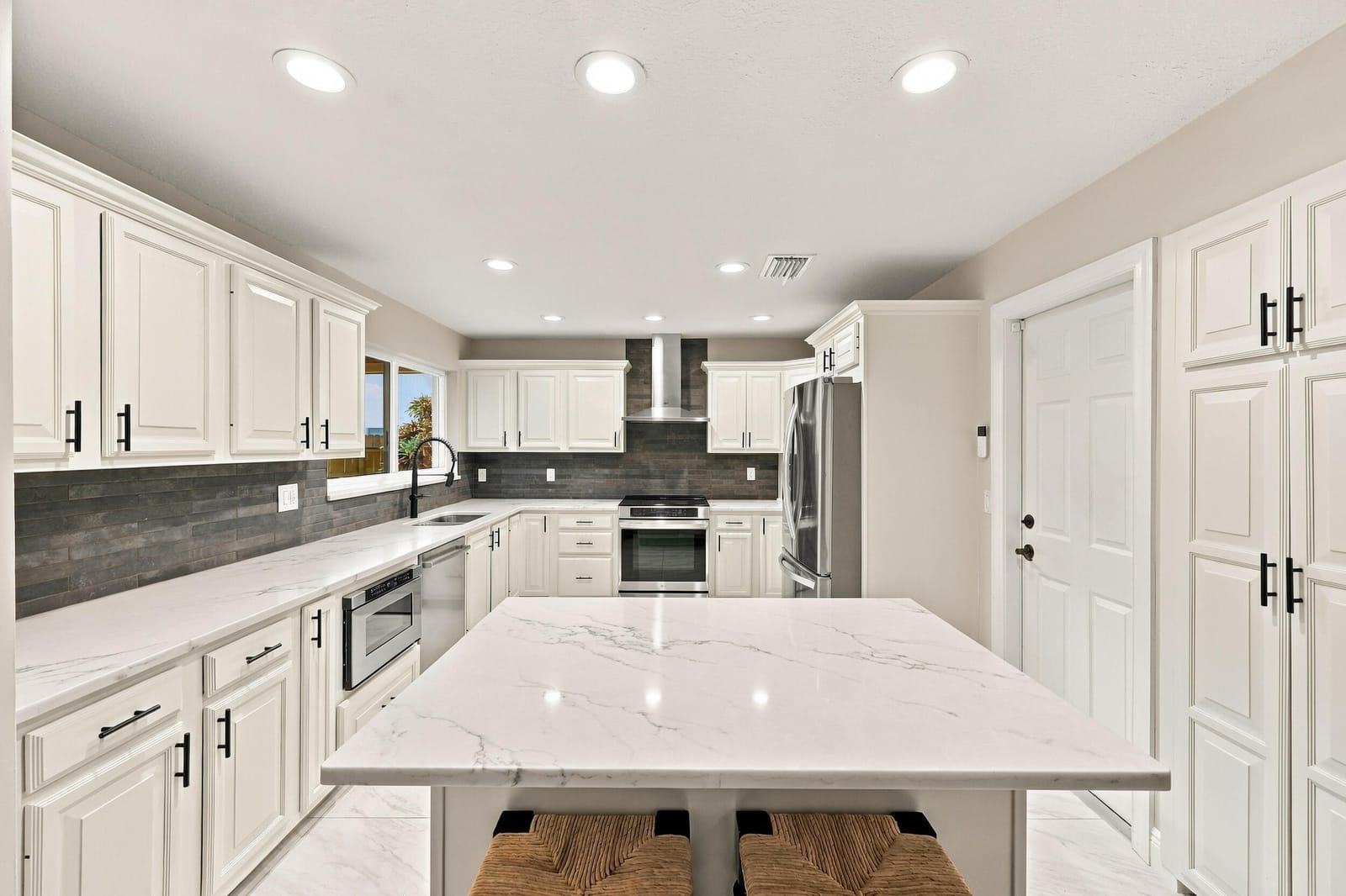 3590 Lakeview Drive — photo 9