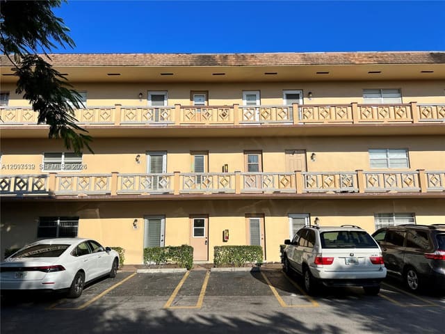 3530 NW 52nd Avenue 403, Lauderdale Lakes, FL 33319