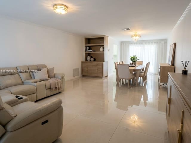 9067 SW 1st Road 9067, Boca Raton, FL 33428