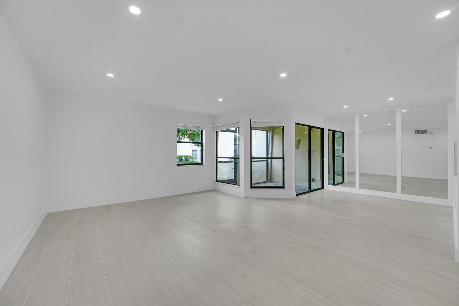3373 LUCERNE PARK Drive — photo 2