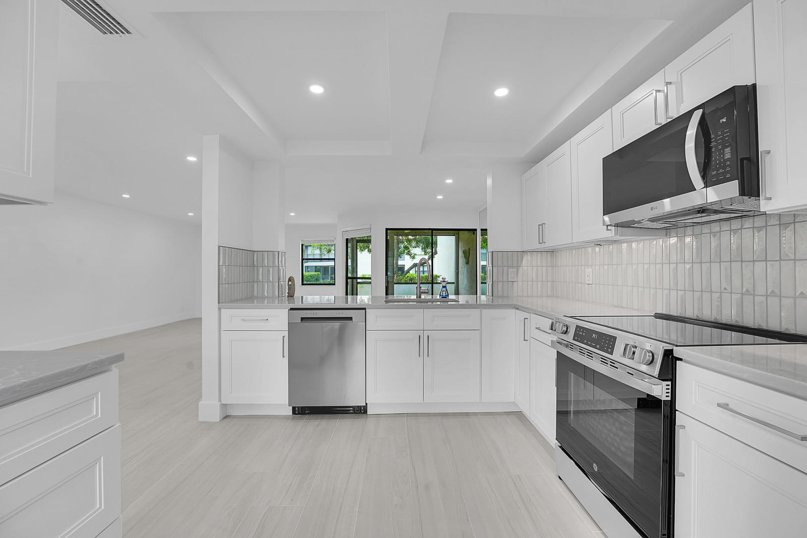 3373 LUCERNE PARK Drive — photo 3