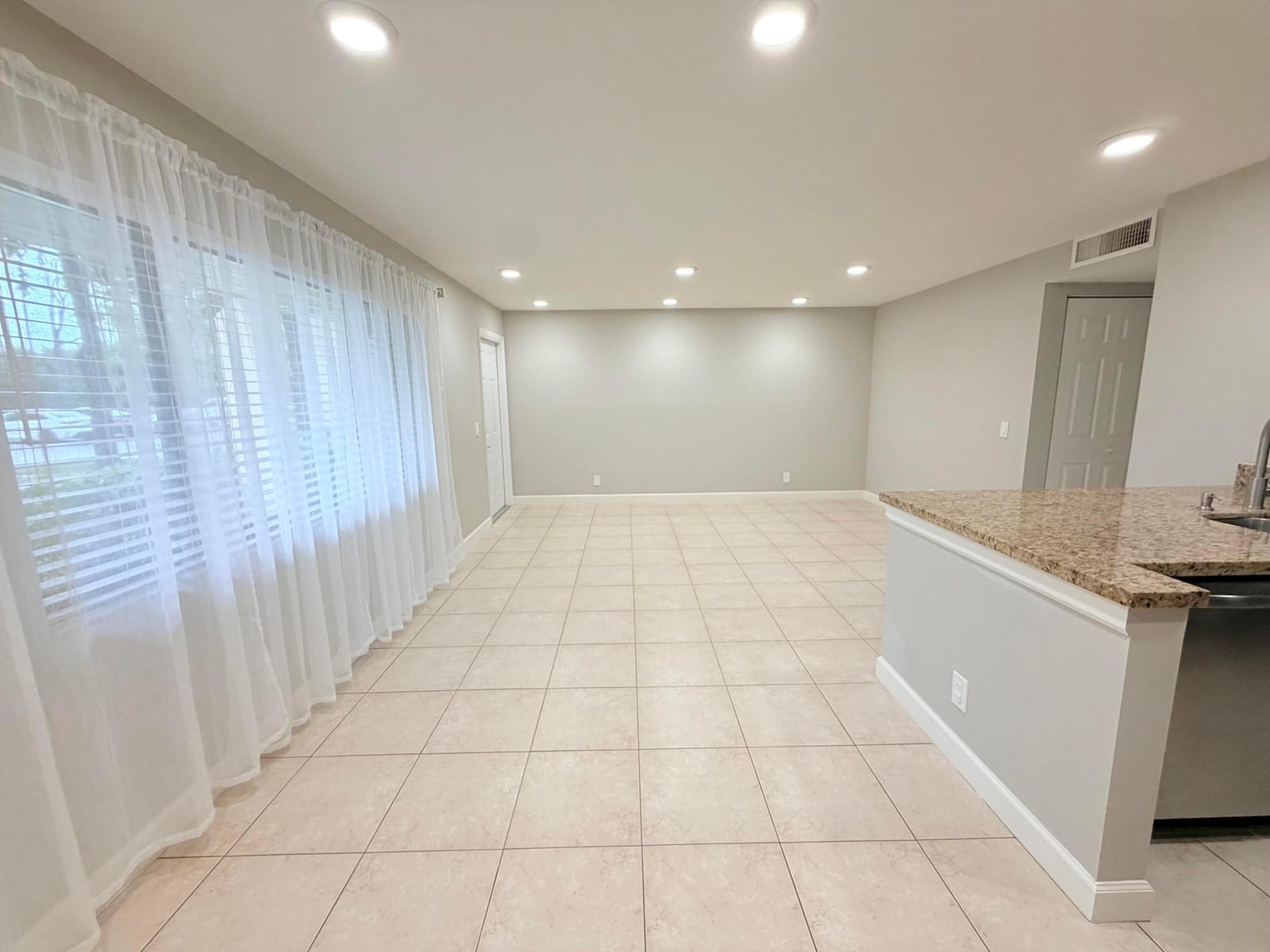 907 MEADOWS Circle — photo 2