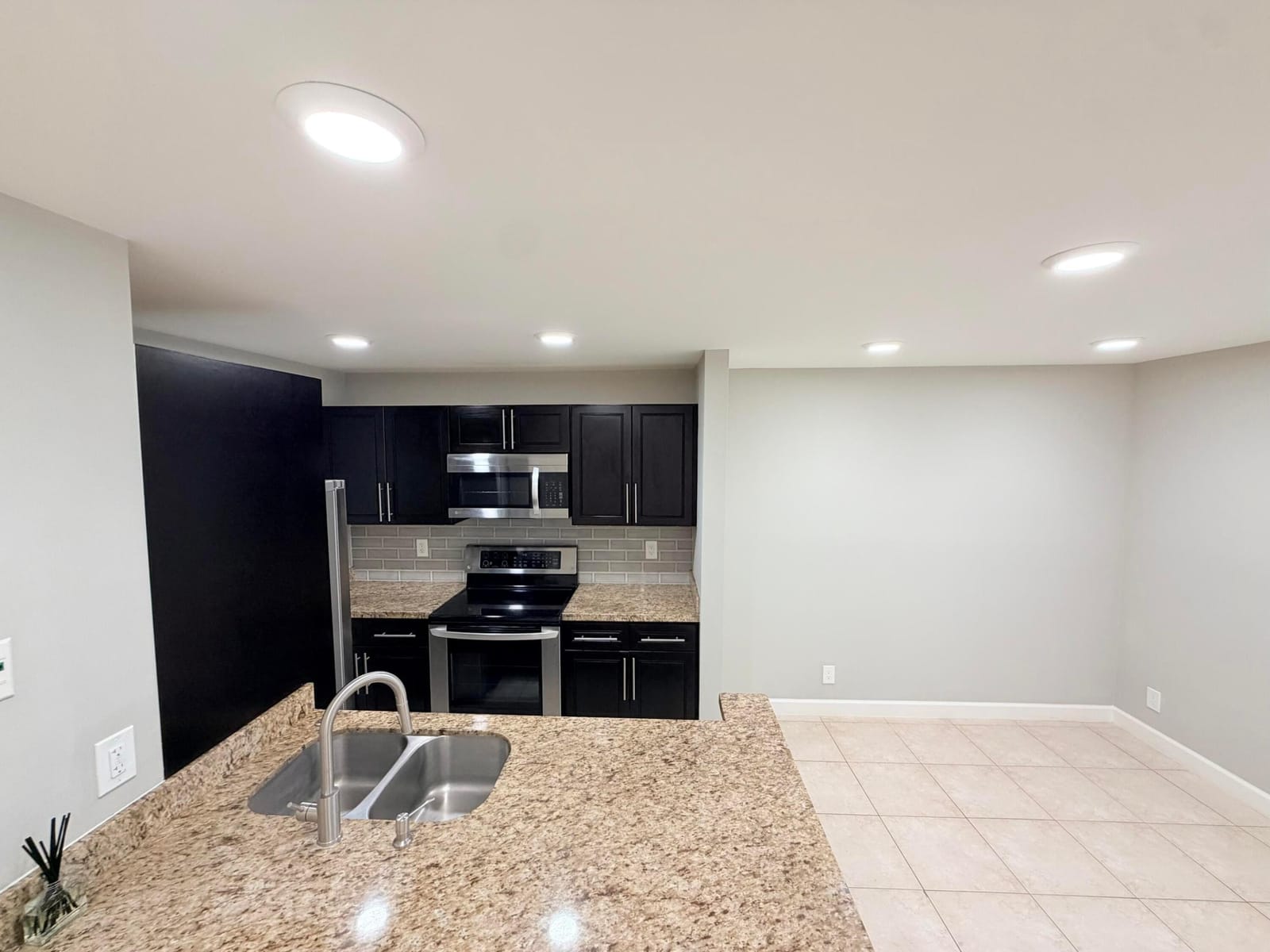 907 MEADOWS Circle — photo 3