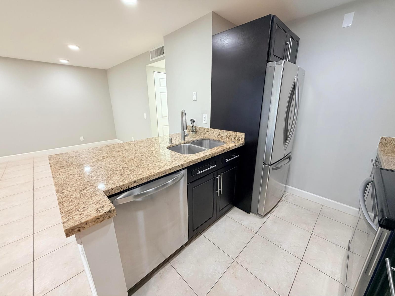907 MEADOWS Circle — photo 4