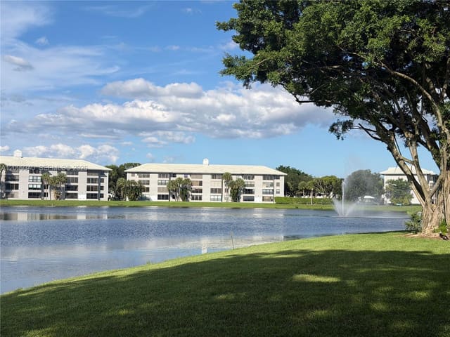 9235 Lagoon Place 116, Davie, FL 33324