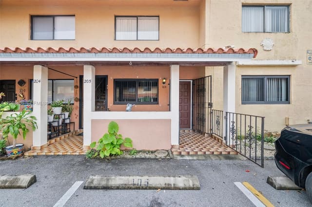 2710 W 60th Place 105, Hialeah, FL 33016