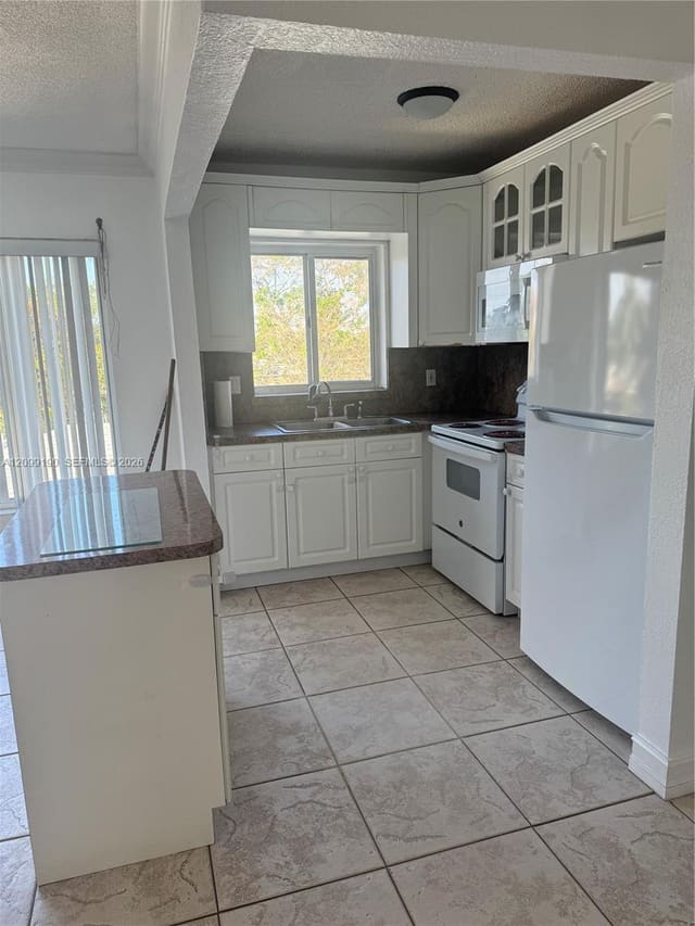 7910 Taft Street 309, Pembroke Pines, FL 33024