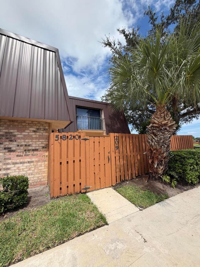 5820 SE WINDSONG Lane 209, Stuart, FL 34997