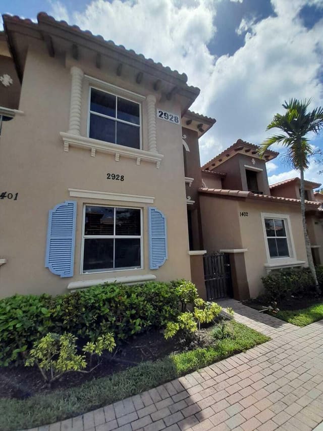 2928 Hidden Hills Road 1402, West Palm Beach, FL 33411