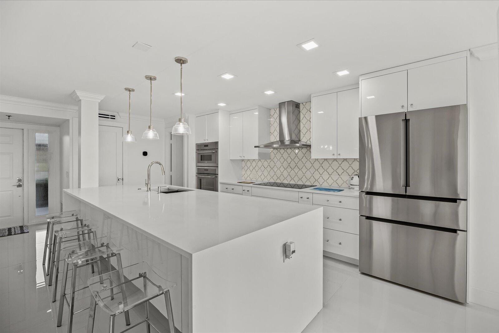 5390 WOODLAND LAKES Drive 105 — photo 3