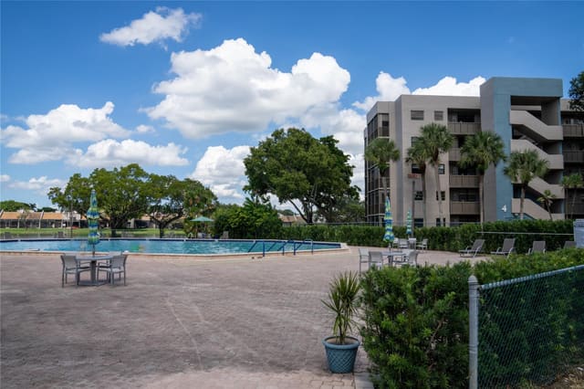 1101 COLONY POINT Circle 220, Pembroke Pines, FL 33026