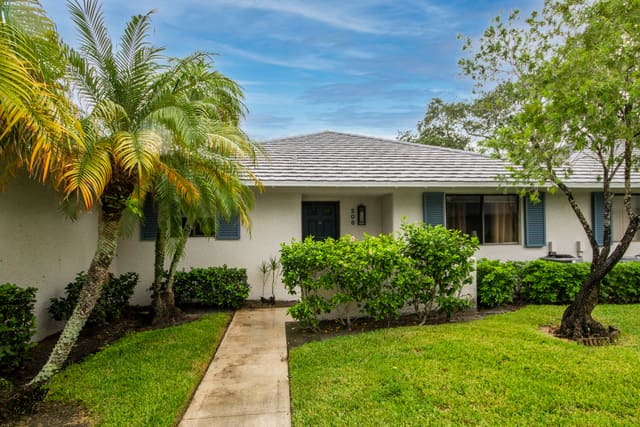 208 Club Drive, Palm Beach Gardens, FL 33418