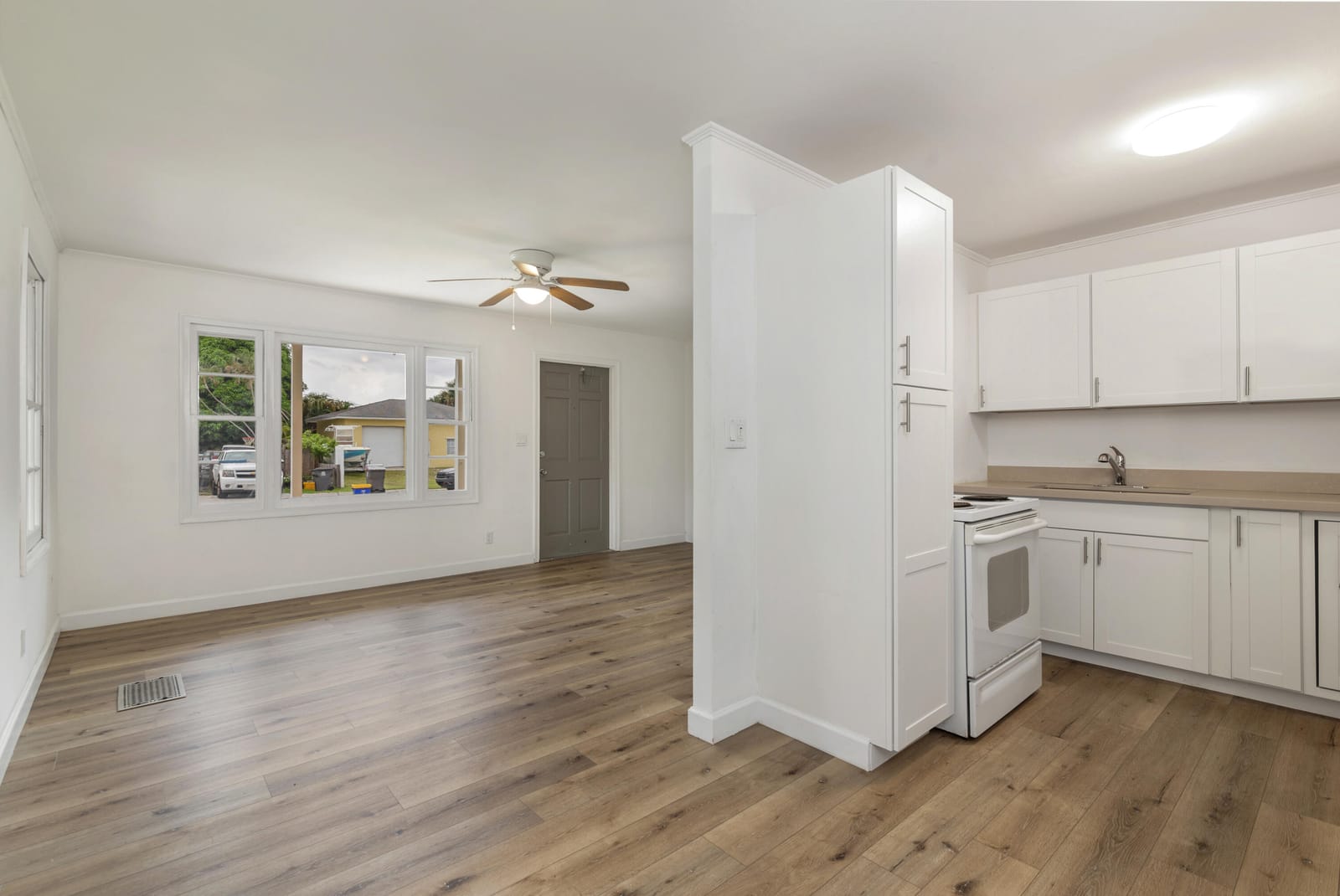 2518 N Genessee Avenue — photo 5