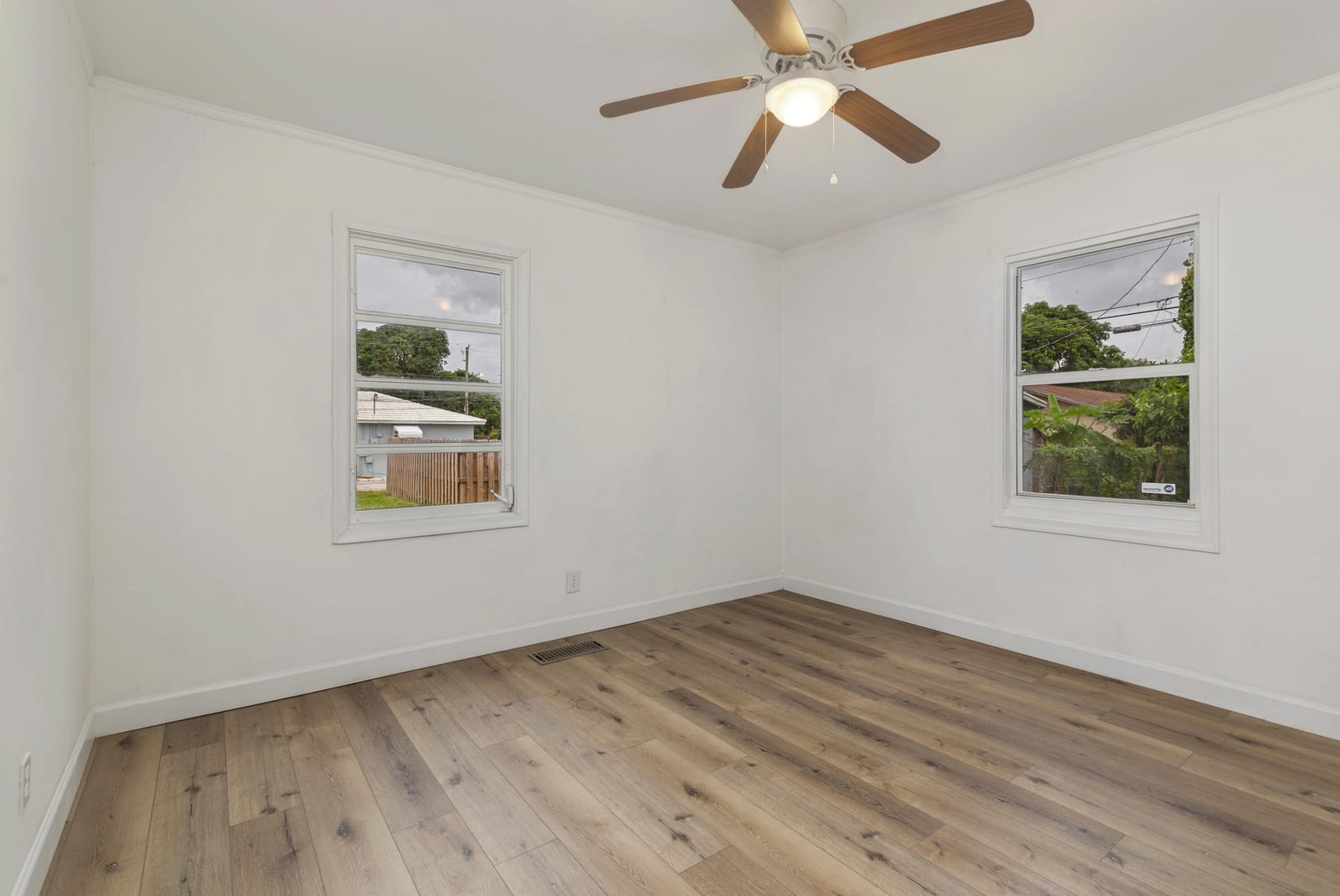 2518 N Genessee Avenue — photo 9