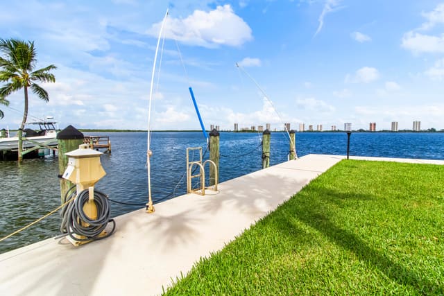 1045 LAKE SHORE Drive 105, Lake Park, FL 33403