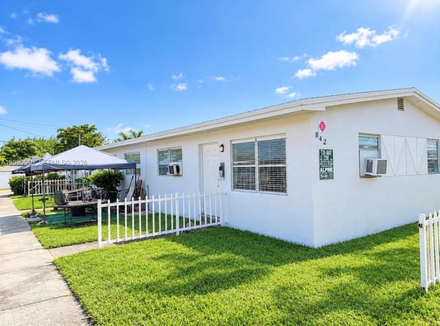 842 NW 8th Street 4, Hallandale Beach, FL 33009