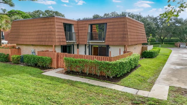 108 HERITAGE Way, West Palm Beach, FL 33407