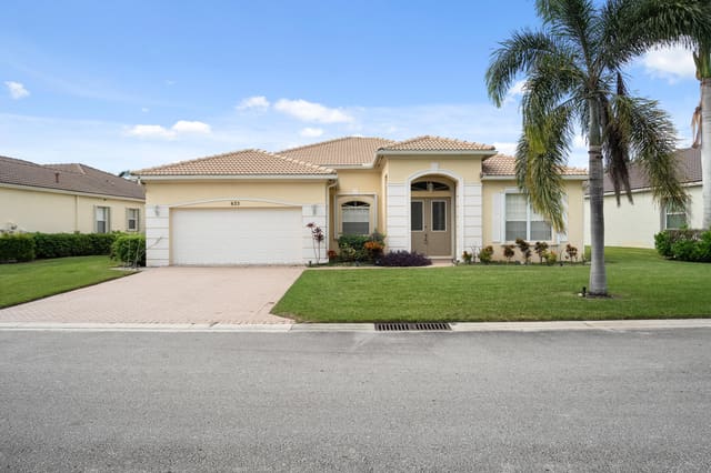 633 SW Long Key Court, Port St. Lucie, FL 34986