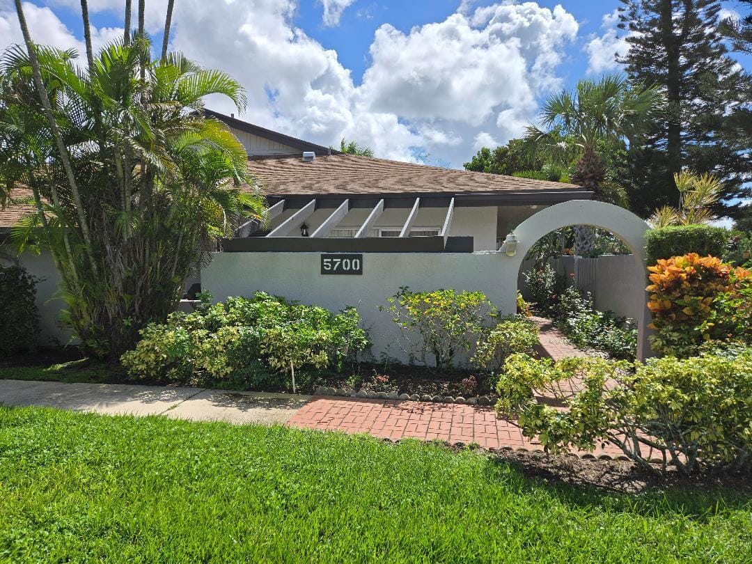 5700 Queen Palm Court B — photo 2