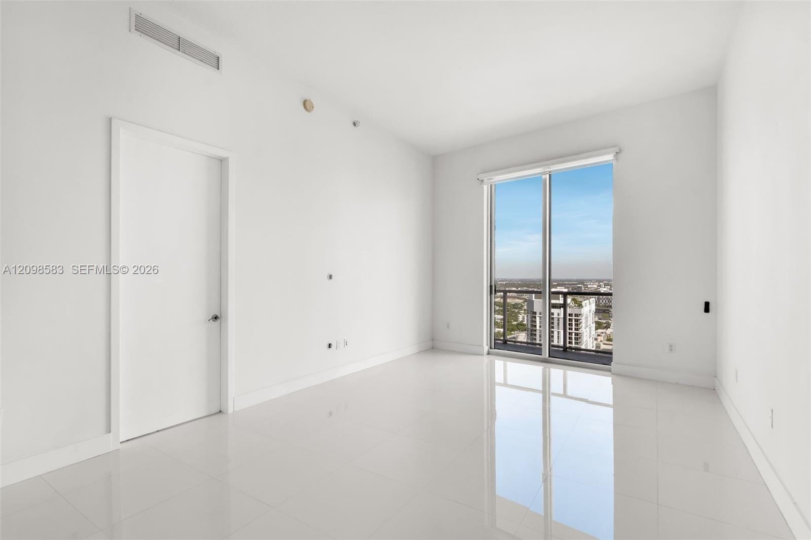 185 SW 7th Street 4401, Miami, FL 33130 photo 2