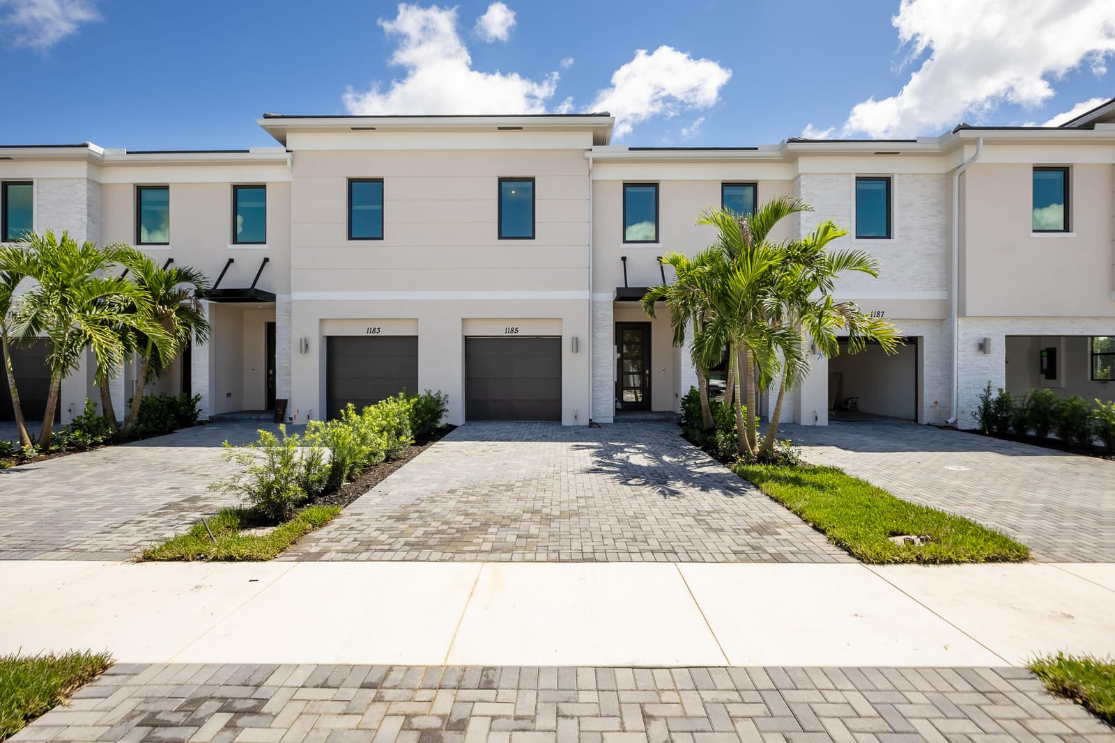1185 Carillon Street — photo 1
