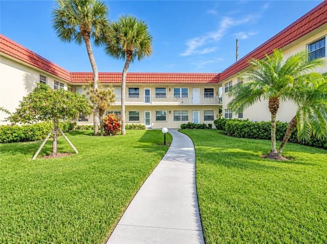 99 SPRING LAKE Drive 101, Vero Beach, FL 32962