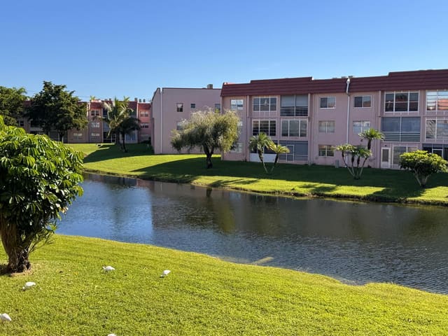 9660 SUNRISE LAKES Boulevard 202, Sunrise, FL 33322