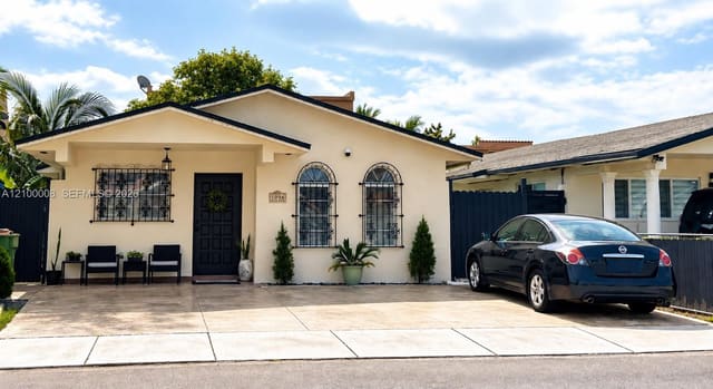 1096 W 40th Place, Hialeah, FL 33012