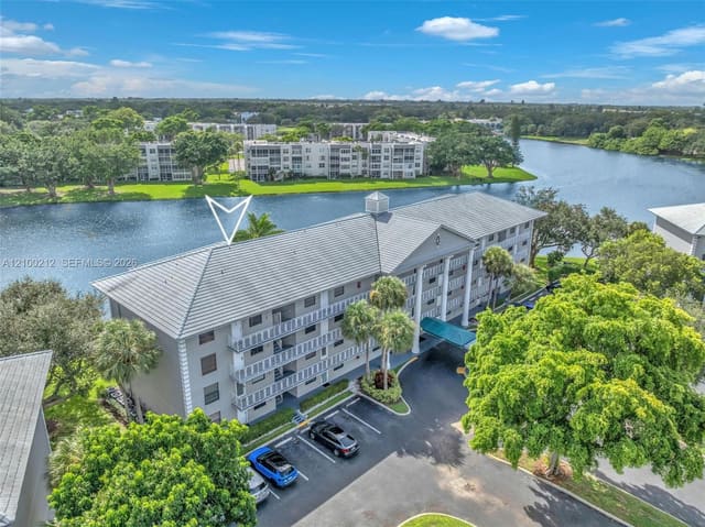 1530 Whitehall Drive 302, Davie, FL 33324