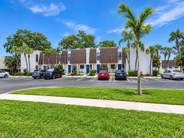 1570 NW 89th Terrace 1570, Pembroke Pines, FL 33024