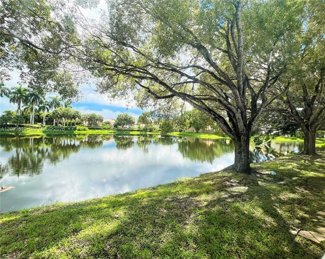 153 Lakeview Drive 103, Weston, FL 33326