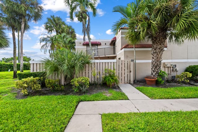 3770 VILLAGE Drive B, Delray Beach, FL 33445