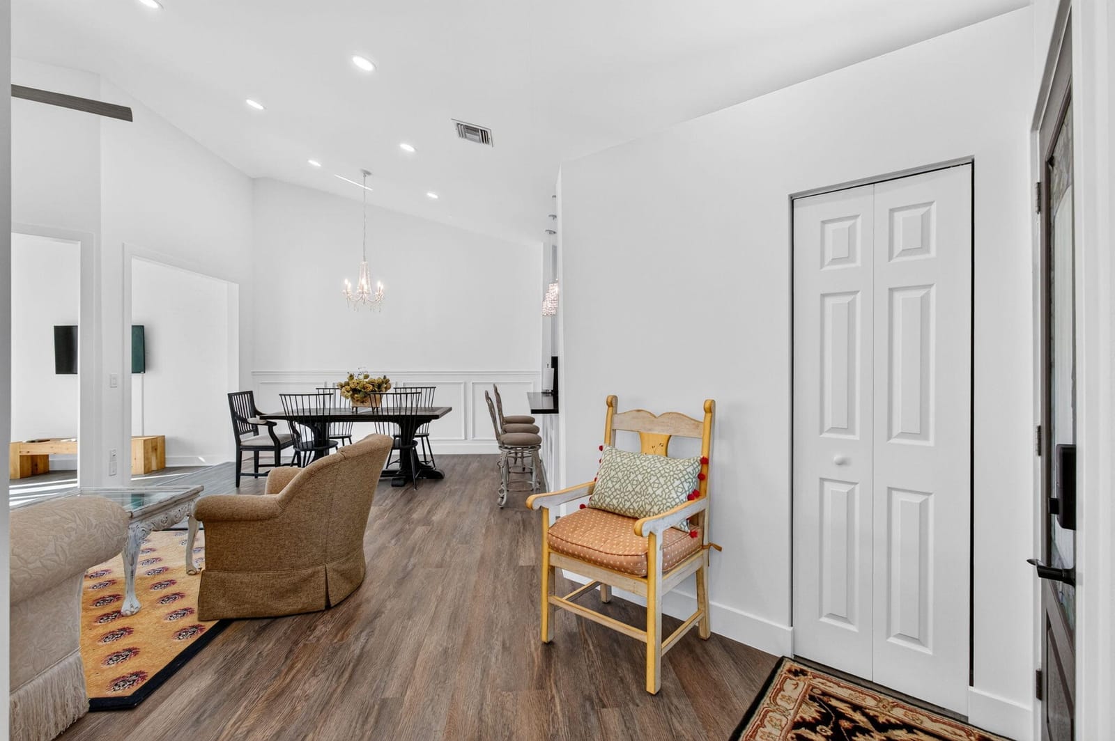 7206 LE CHALET Boulevard — photo 4