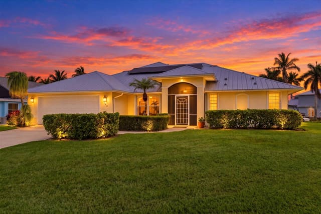 122 Queen Frederika Court, Queen S Cove, Hutchinson Island, FL