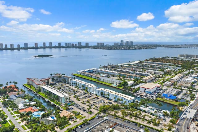 100 PARADISE HARBOUR Boulevard 202, North Palm Beach, FL 33408