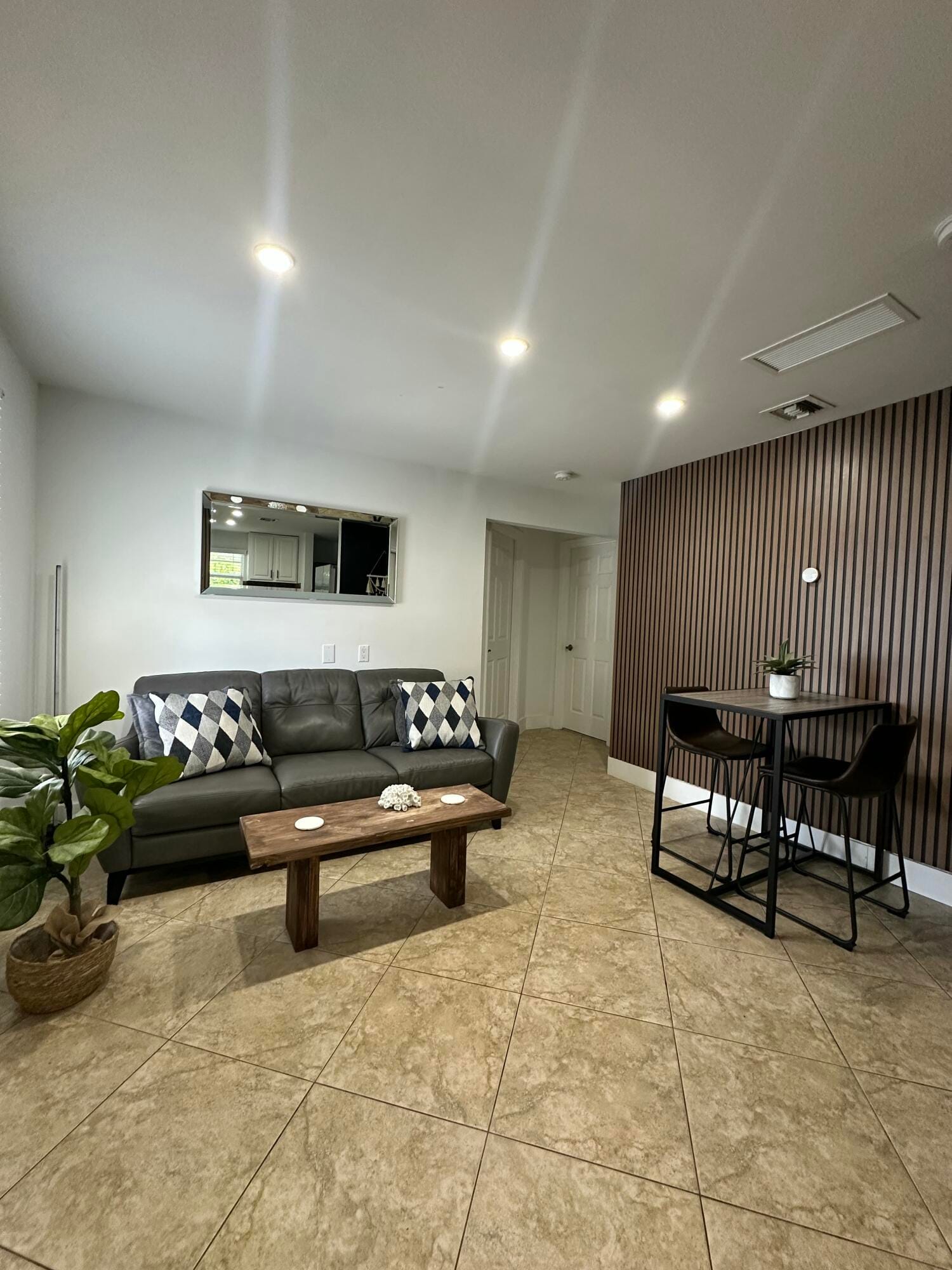2703 NE 6TH Lane, Wilton Manors, FL 33334 photo 4