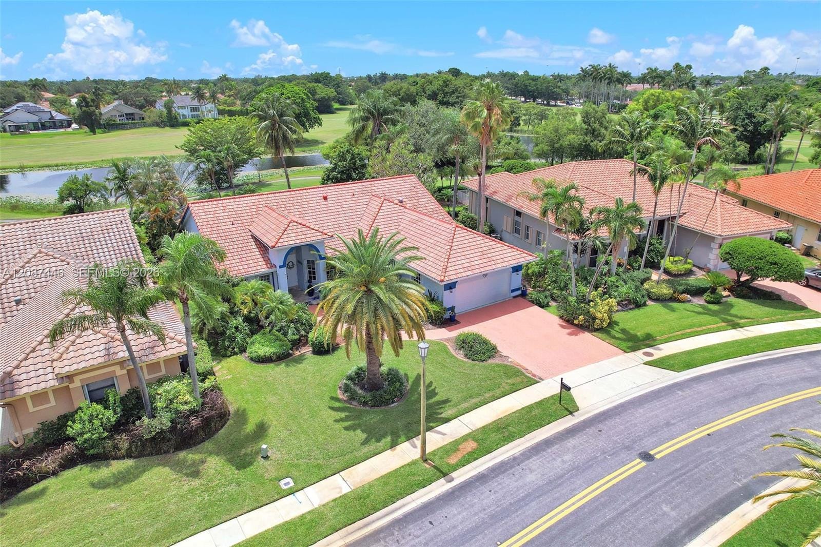 560 W Cypress Pointe Drive W — photo 2