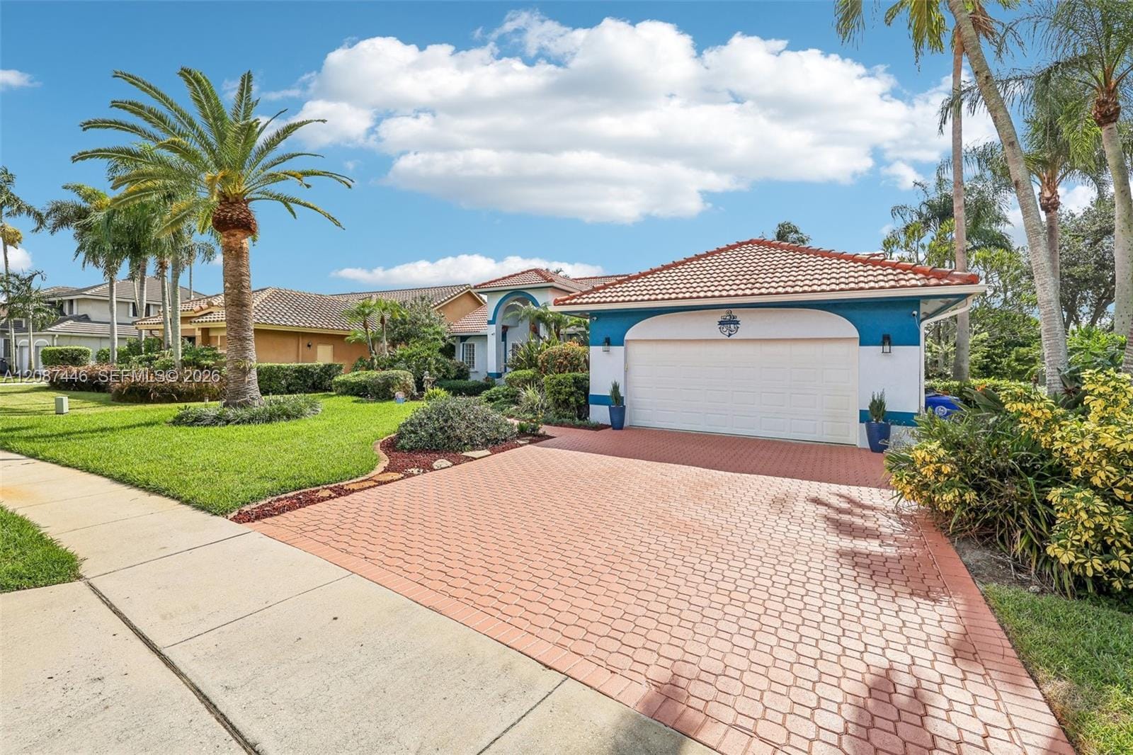 560 W Cypress Pointe Drive W — photo 4