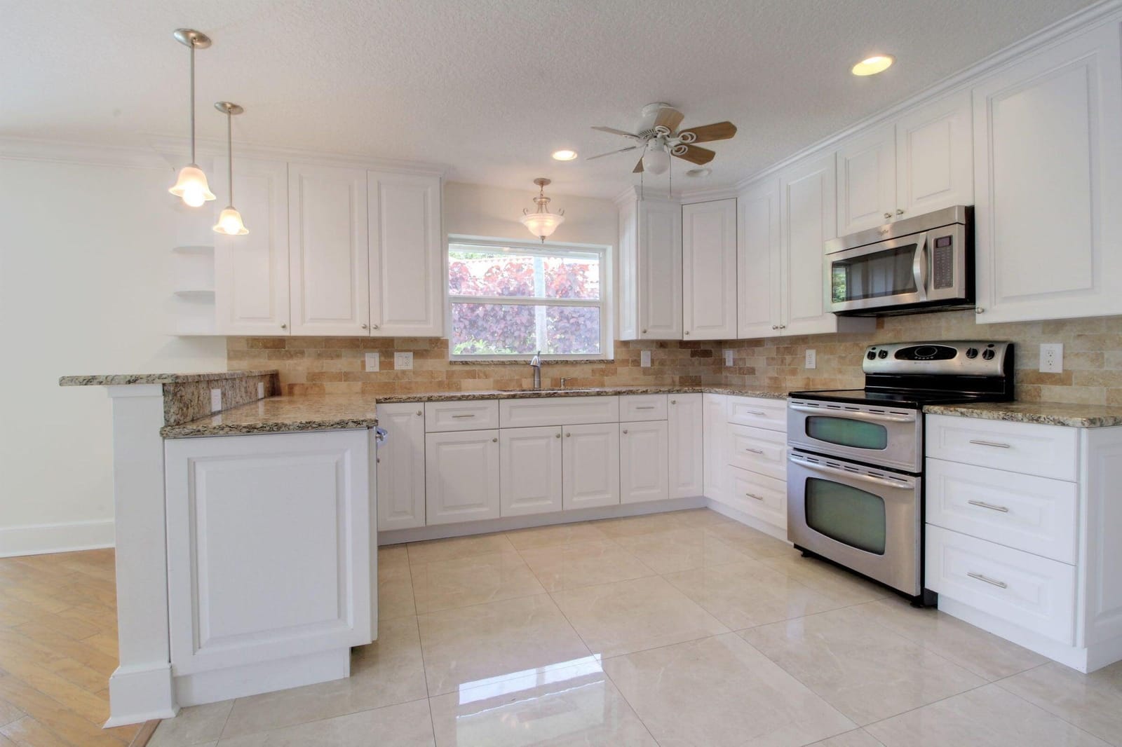 949 GREENSWARD Lane — photo 4
